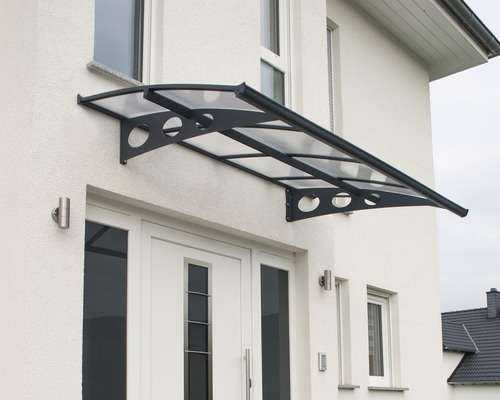 Dörrtak av plast och metall vid husets entré