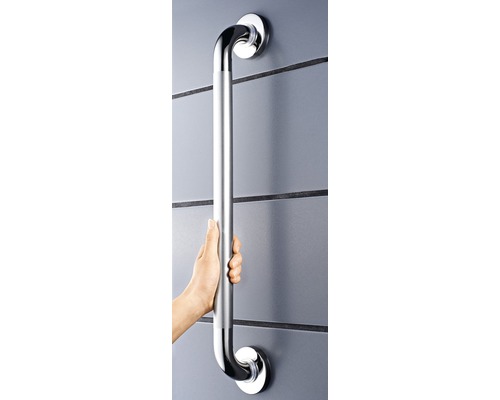 Väggmonterat rostfritt stålgrepp hålls av en hand