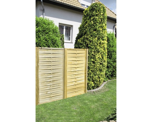 Trästaket i trädgården för fastighetsavgränsning