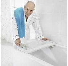 Man med badbräda och handduk i badrummet