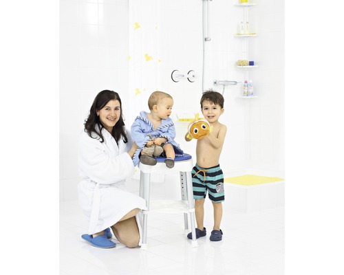 Badrumsscen med mamma, barn på duschpall och äldre barn med badleksak.