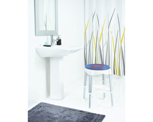 Badrum med tvättställ, spegel, duschdraperi och roterande duschpall