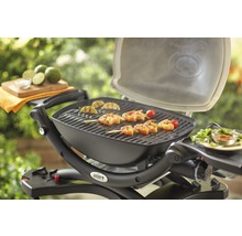 Weber grill med räkspett och citron på grillgallret
