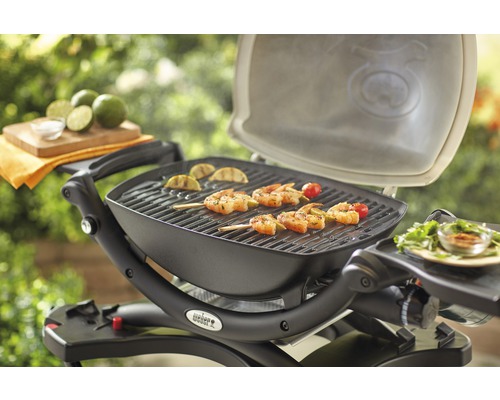 Weber grill med räkspett och citron på grillgallret