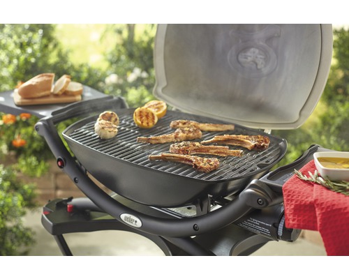 Weber grill med lammkotletter, vitlök och citron på grillgallret