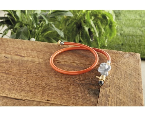 Gasoltrycksregulator med gasslang på träbord