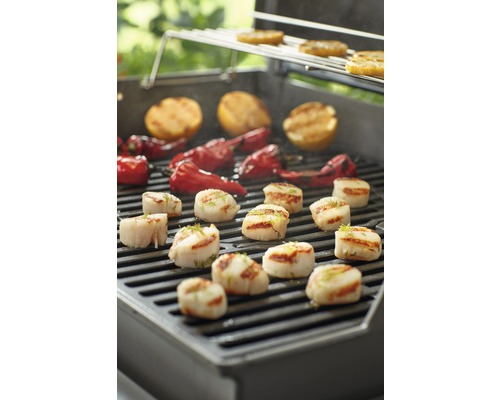 Grillade pilgrimsmusslor, potatis och paprika på en grill