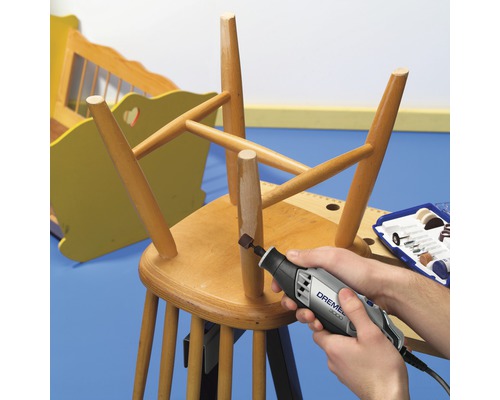 Verktyg med Dremel Logo som används på ett stolsben