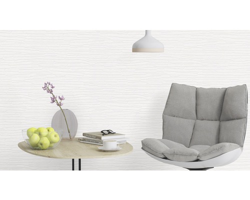 Vardagsrum med strukturtapet, fåtölj och sidobord