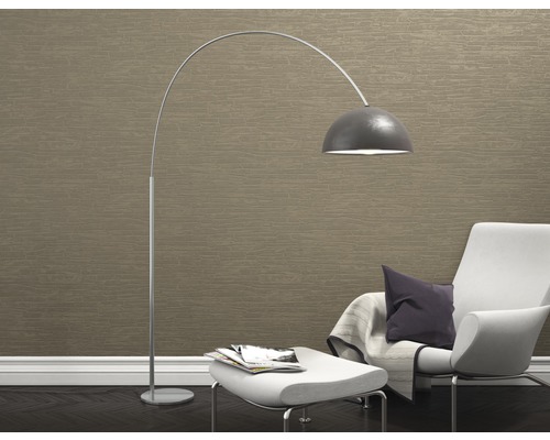 Vardagsrum med golvlampa, fåtölj och fotpall