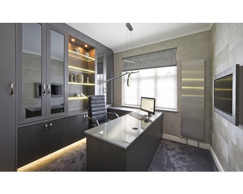 Modernt arbetsrum med skrivbord, kontorsstol och inbyggda hyllor med belysning