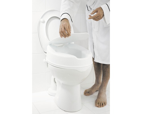 Förhöjd toalett med person i badrock