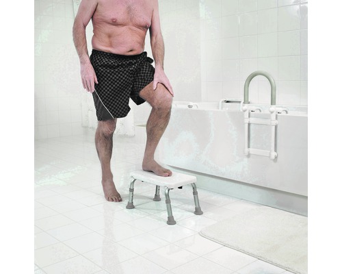 Man använder en badrumspall och en badstege i badrummet.