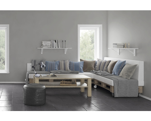 Vardagsrum med pallsoffa, träbord och hyllor