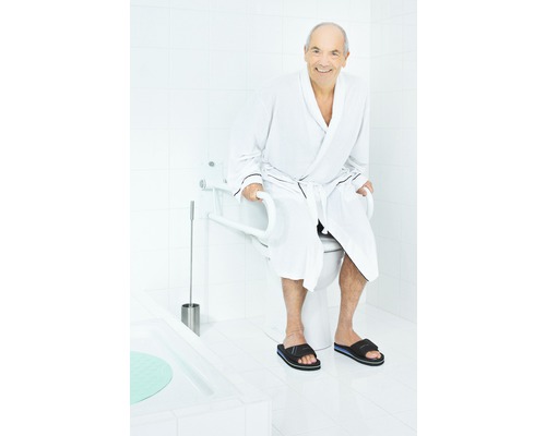 Badrum med stödhandtag vid toaletten för att stödja självständighet på äldre dagar.