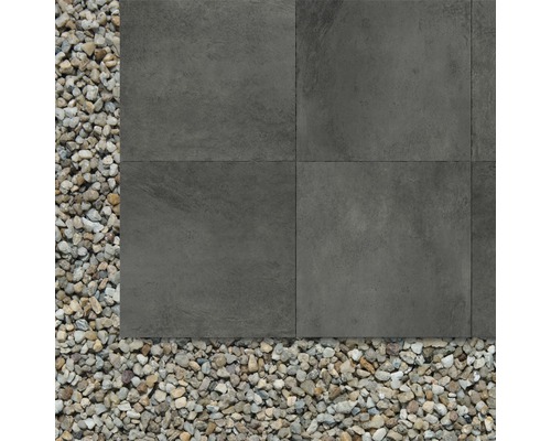 Grå terrassplattor bredvid grusstenar