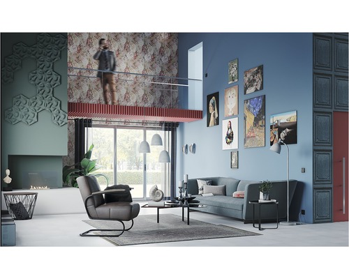 Vardagsrum med soffa, fåtölj, matta, bord, dekoration och en person på ett galleri