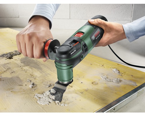 Oscillerande multiverktyg tar bort material från en träbräda.