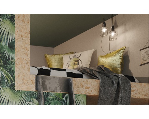 Detaljvy av en loftsäng med stege, kuddar och filt