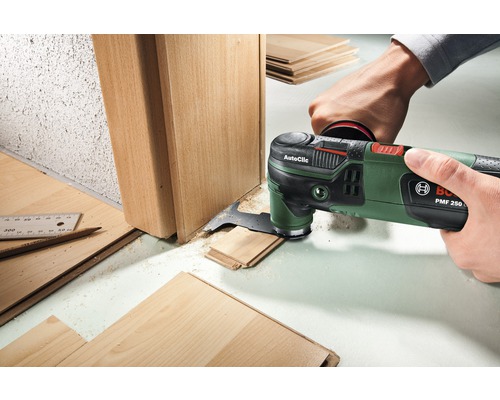 Oscillerande multifunktionsverktyg som bearbetar en dörrkarm