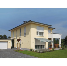 Hus med rullgardiner och markis