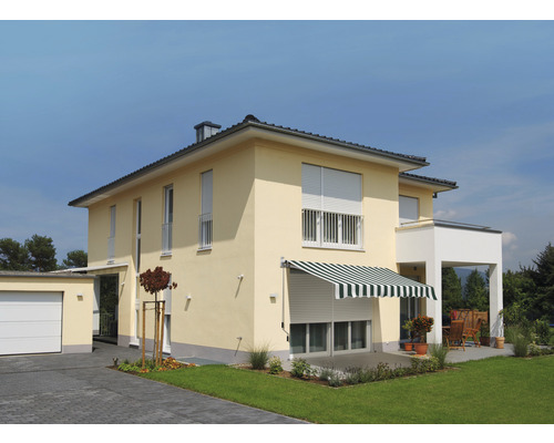 Hus med rullgardiner och markis