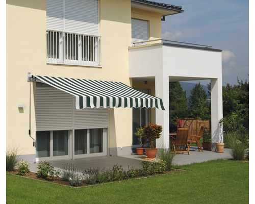 Husfasad med markis och rullgardiner för terrass