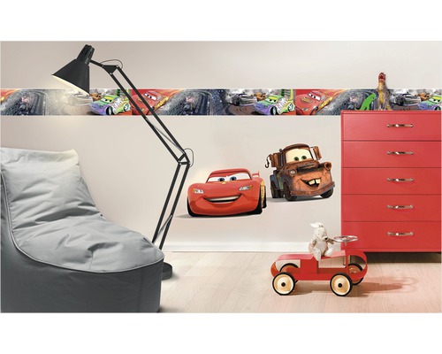 Barnrum med Cars väggbord, Blixten McQueen och Bärgarn väggdekal, röd byrå, golvlampa och sittsäck