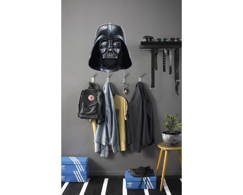 Vägghängare med Darth Vader mask, kläder och skokartonger