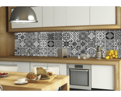 Köksscen med kakeldekor i vintagedesign