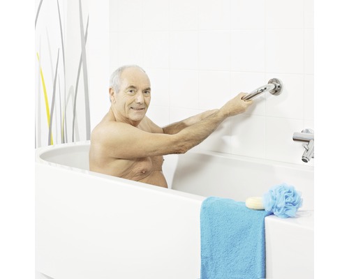 Man håller ett handtag i badkaret för ökad säkerhet