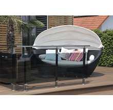 Miljö med insynsskydd i glas och strandkorg på en träaltan