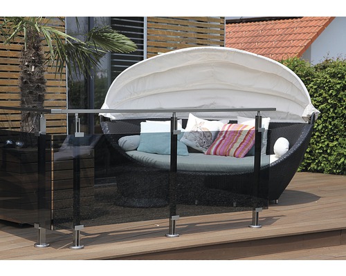 Miljö med insynsskydd i glas och strandkorg på en träaltan