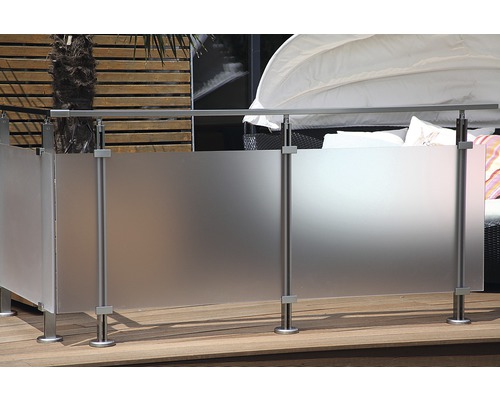 Trädgårdsscen med insynsskydd av glas och metall på en träterrass