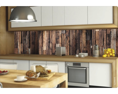 Köksscen med träväggspaneler och matbord