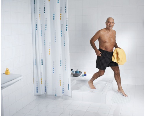 Ljust badrum med duschdraperi och man med handduk