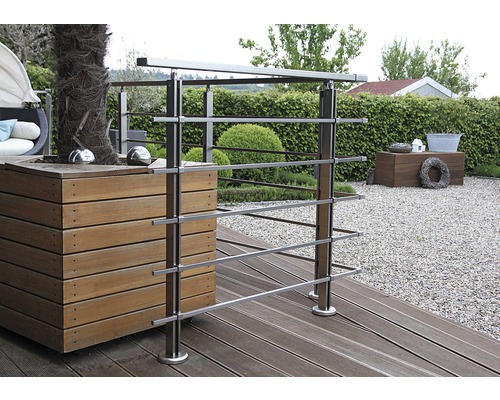 Uteplats med rostfritt räcke och trälåda