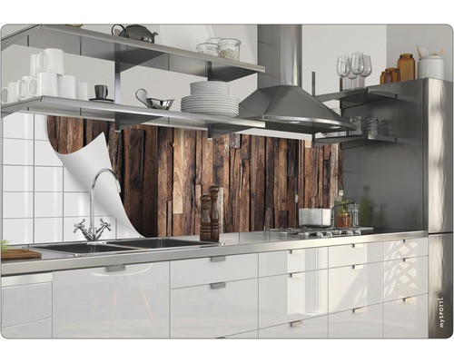 Stänkskydd med träutseende ovanför en diskho i ett modernt kök