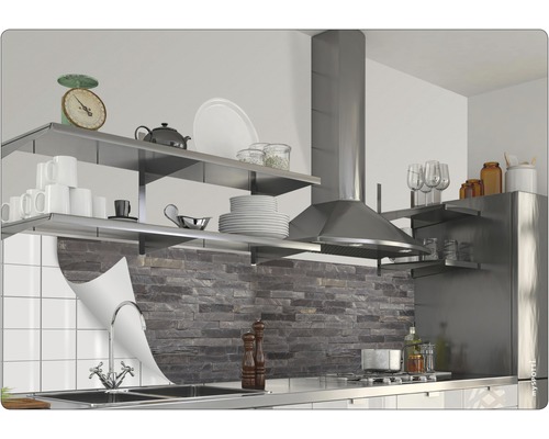 Köksscen med hyllor, köksfläkt och diverse köksredskap.