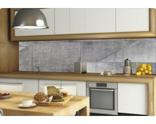 Köksscen med väggbeklädnad i betong mellan bänkskiva och väggskåp