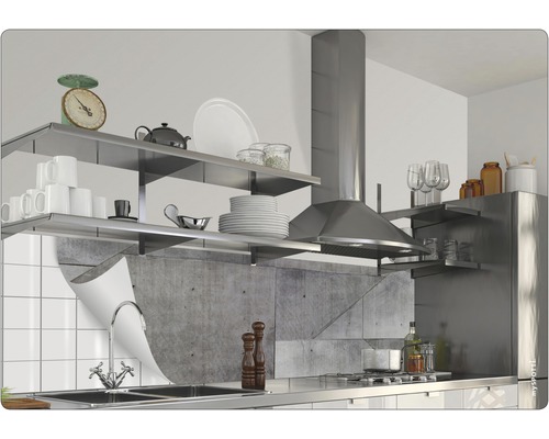 Köksscen med diskho, spis, fläkt och hyllor