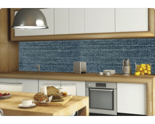 Köksscen med väggpanel med jeansmotiv ovanför arbetsytan