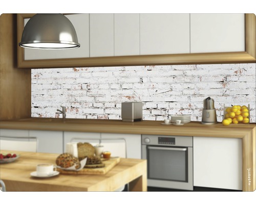 Köksscen med ett köksstänkskydd med tegelmönster i vitt