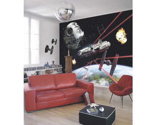 Vardagsrum med Star Wars fototapet, röd soffa, fåtölj och soffbord
