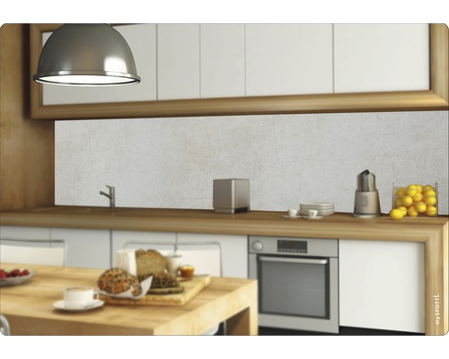 Köksscen med frukost på en träö och köksredskap på bänkskivan