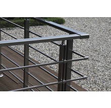 Detaljvy av ett räcke i rostfritt stål på en terrass