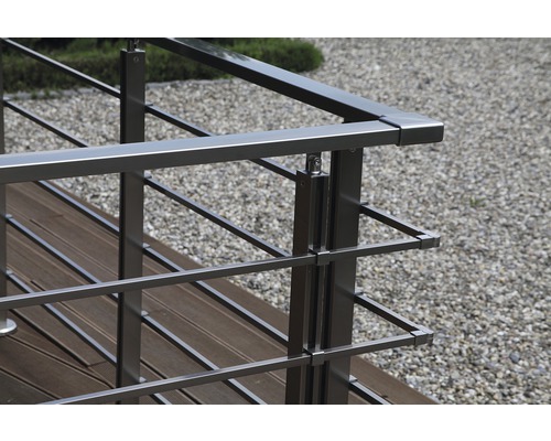 Detaljvy av ett räcke i rostfritt stål på en terrass