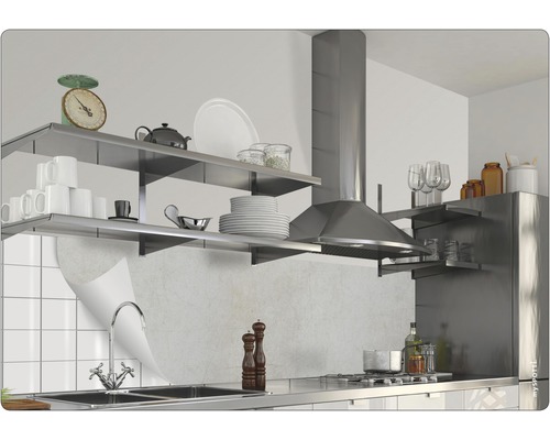 Köksscen med rostfria hyllor, fläkt och porslin