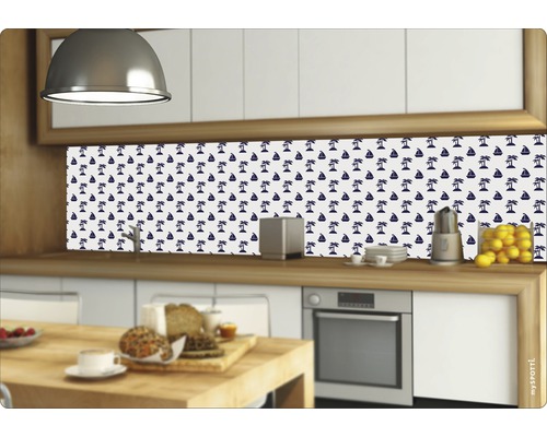 Köksscen med stänkskyddsfolie med palm- och båtmotiv