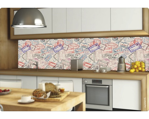 Stänkskydd med passstämpelmotiv i ett modernt kök